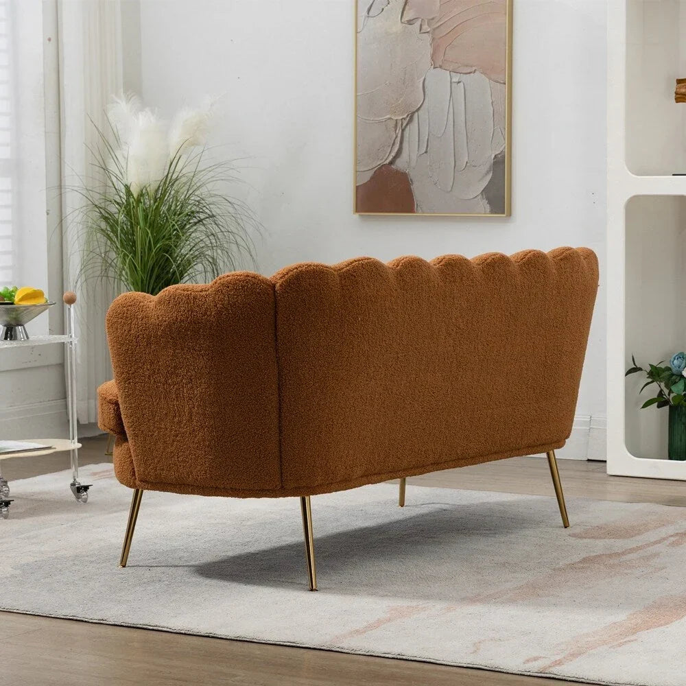 Petit canapé deux places avec pieds en métal doré - 2 places