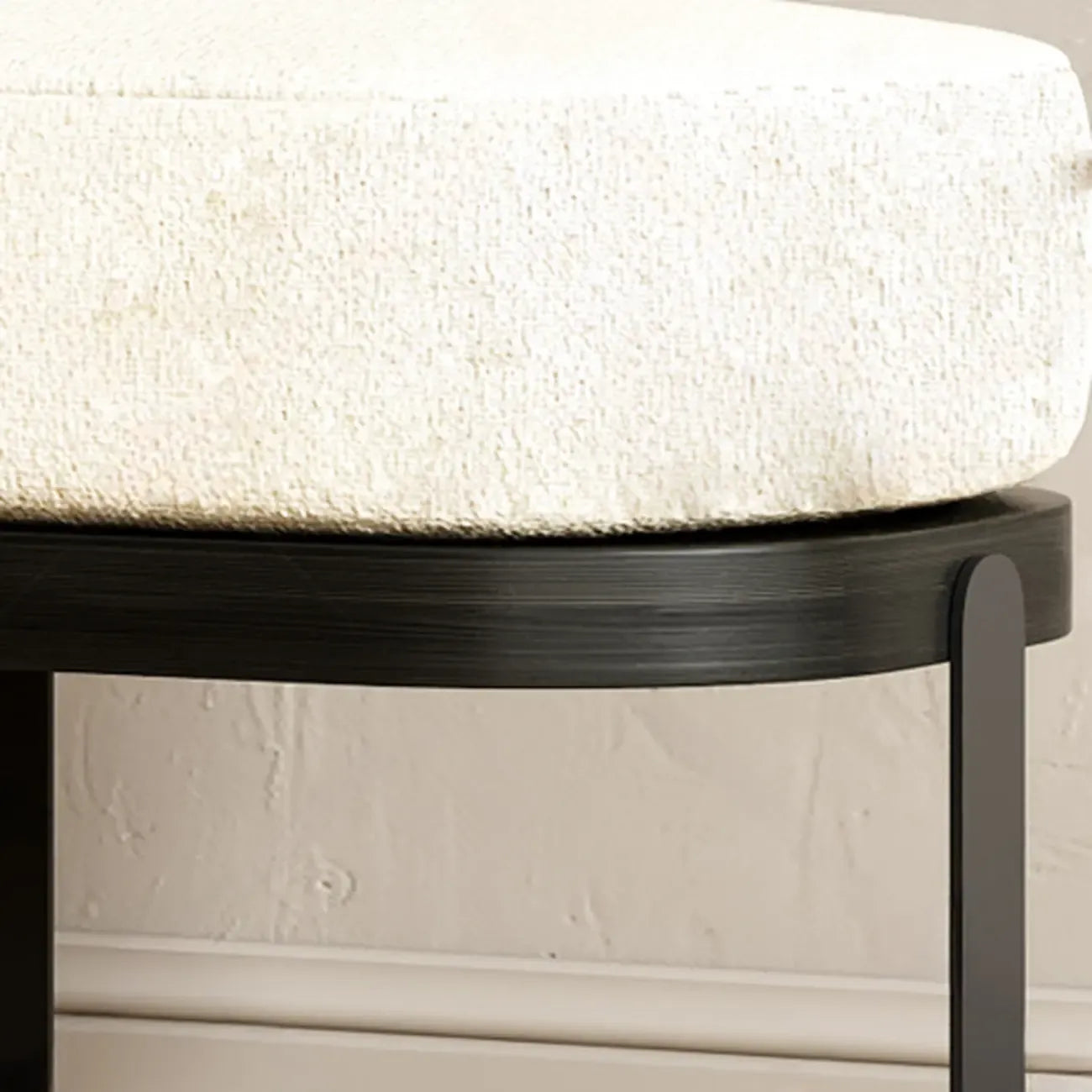 Banc court rembourré en bois beige moderne