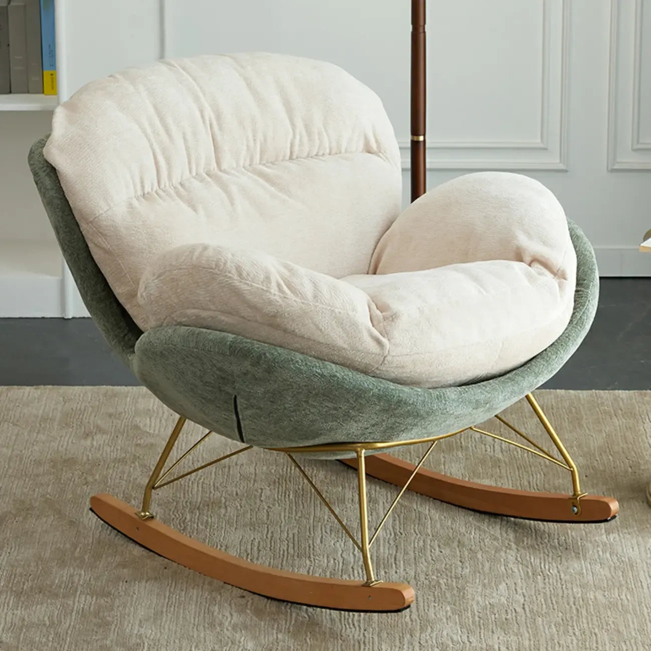 Fauteuil à bascule ergonomique rembourré en velours moderne pour chambre de bébé