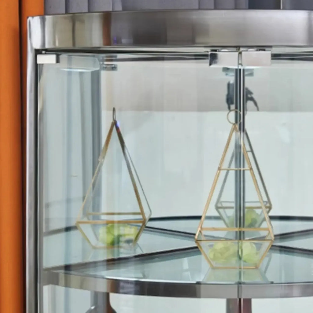 Meuble d'angle à vin avec étagères en verre et métal à plusieurs niveaux