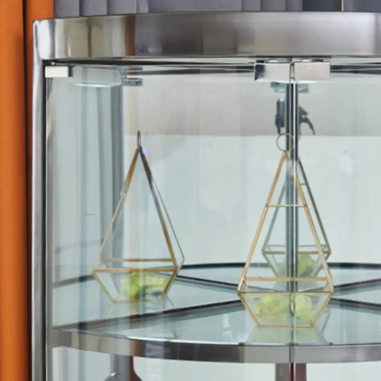 Meuble d'angle à vin avec étagères en verre et métal à plusieurs niveaux