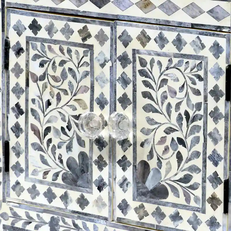 Meuble d'appoint incrusté d'os Firoz de Steve Silver