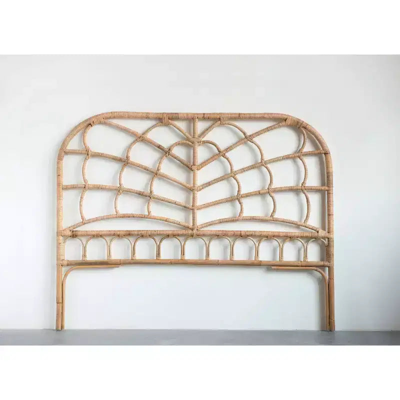 Tête de lit cintrée en rotin naturel, accent bohème pour la chambre