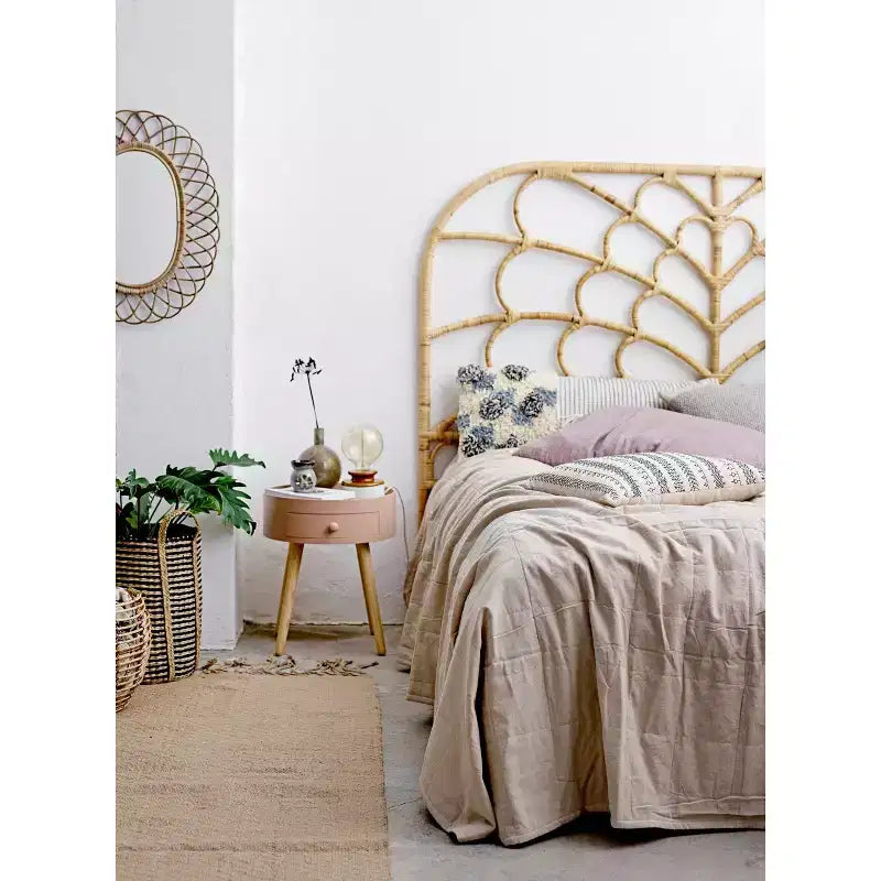 Tête de lit cintrée en rotin naturel, accent bohème pour la chambre