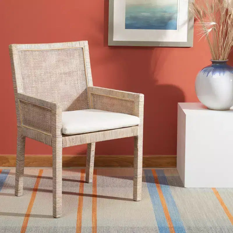 Fauteuil d'appoint Sarai rembourré, dossier capitonné, pieds dorés, pour salon et chambre