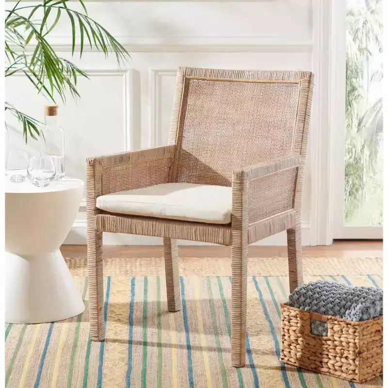Fauteuil d'appoint Sarai rembourré, dossier capitonné, pieds dorés, pour salon et chambre
