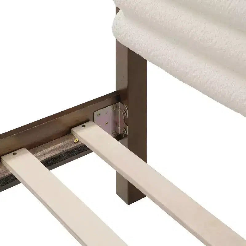Lit plateforme Queen Belna avec revêtement en tissu bouclette, sommier tapissier non requis