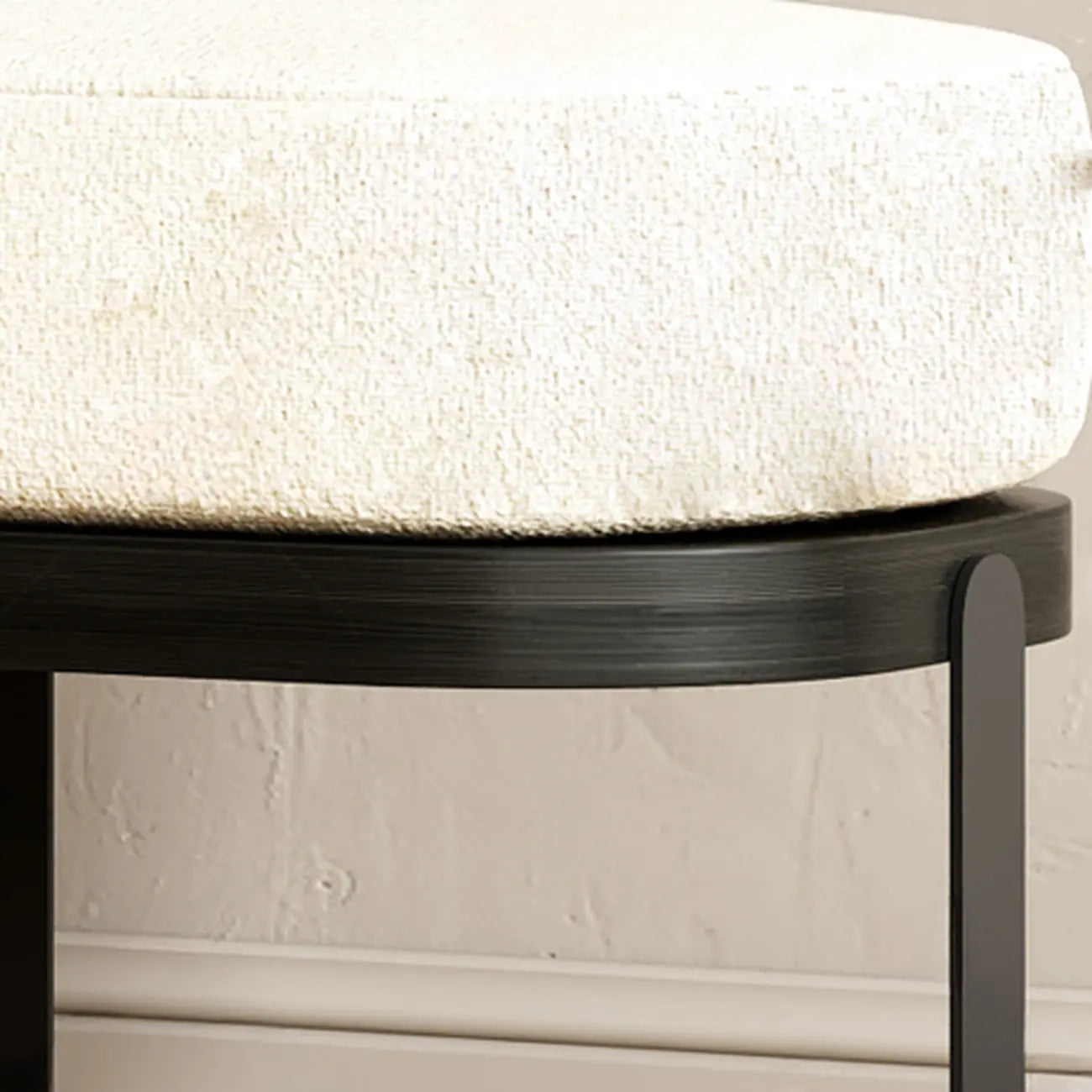 Banc court rembourré en bois beige moderne