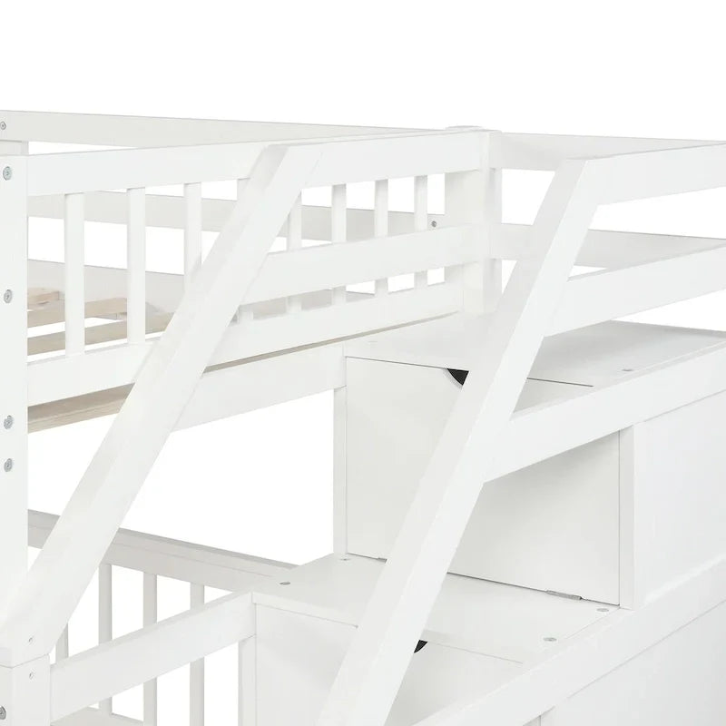 Lit mezzanine double sur lit double en bois avec escalier, balustrades hautes et échelle