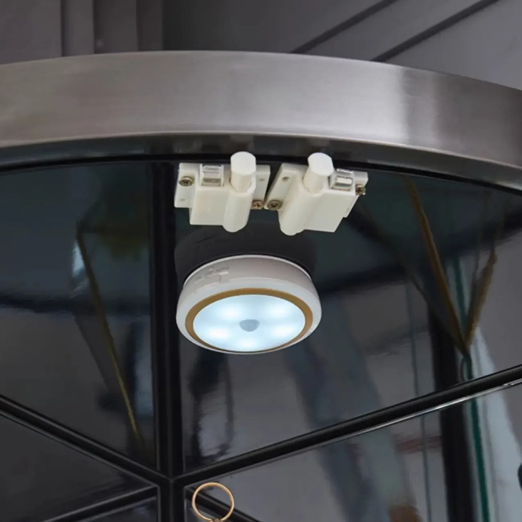 Meuble d'angle à vin avec étagères en verre et métal à plusieurs niveaux
