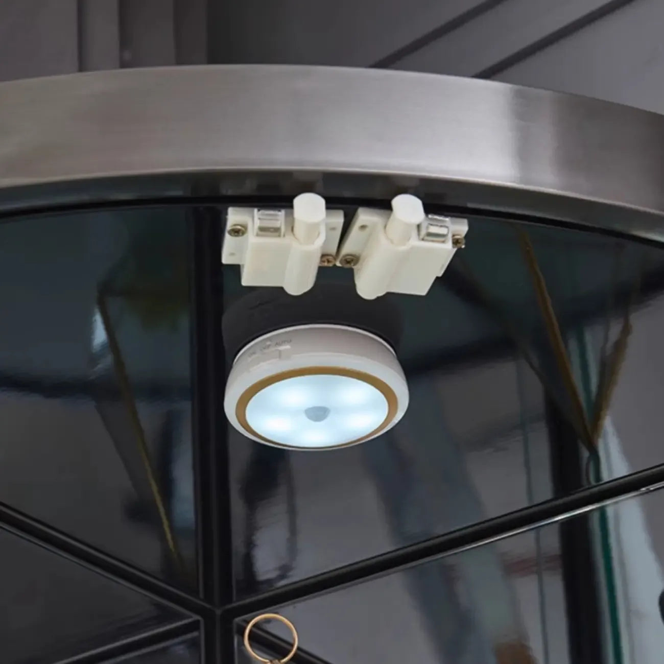 Meuble d'angle à vin avec étagères en verre et métal à plusieurs niveaux