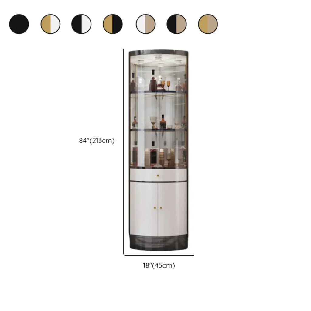 Meuble d'angle à vin avec étagères en verre et métal à plusieurs niveaux