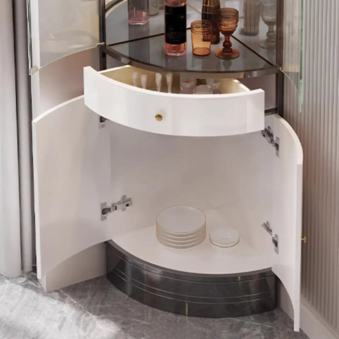 Meuble d'angle à vin avec étagères en verre et métal à plusieurs niveaux