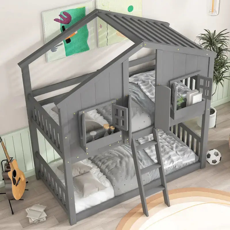 Lit superposé cabane jumeau sur jumeau avec toit, fenêtre, jardinière, porte, barrières de sécurité et échelle, gris