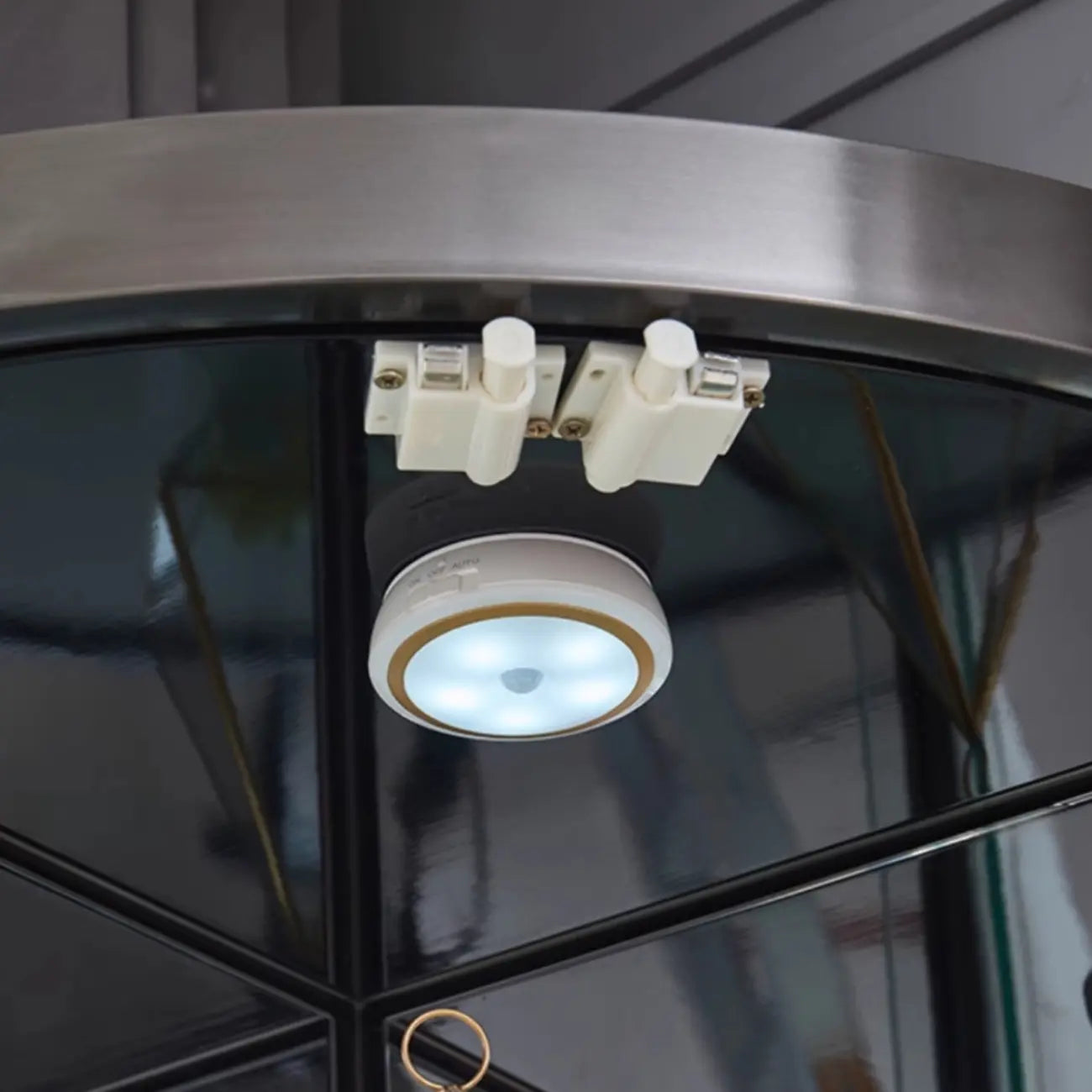 Meuble d'angle à vin avec étagères en verre et métal à plusieurs niveaux